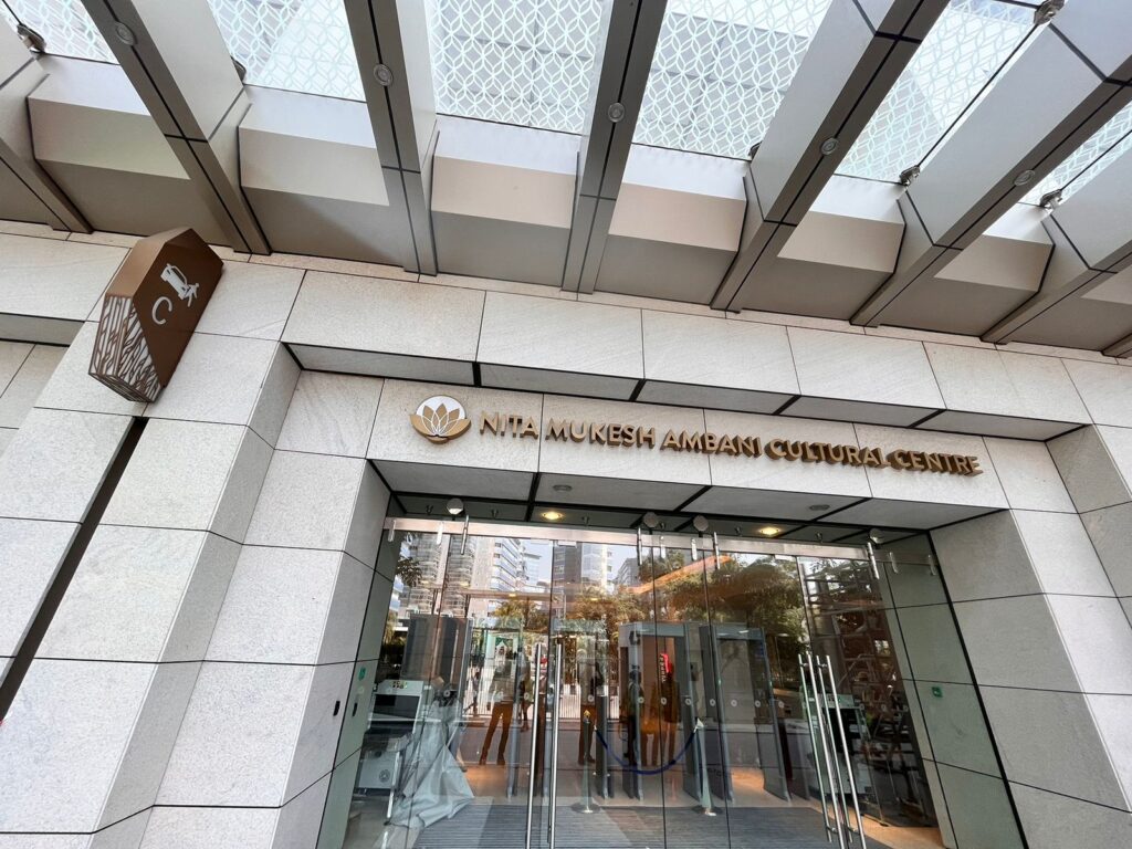 How Does Internal Branding Through Signage Reinforce Company Culture?