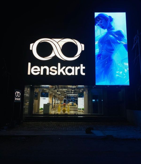 Indoor & Outdoor Commercial Digital Signage